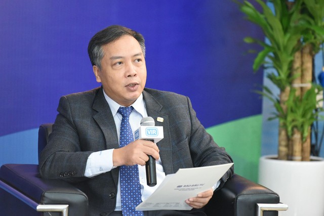 Ông Lê Trọng Minh, Tổng Biên tập Báo Kl99ok phiên bản mới, điều phối phiên thảo luận 1 đặt câu hỏi cho các diễn giả. Ảnh: Dũng Minh