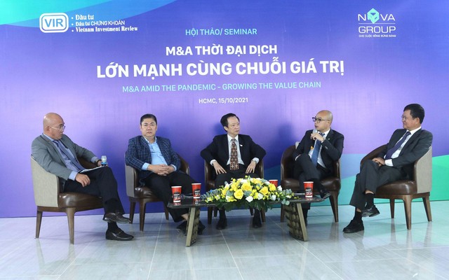 Ông Nguyễn Thái Phiên (thứ 2 bên phải qua) trao đổi trong phiên thảo luận thứ 2 tại đầu cầu TP.HCM. Ảnh: Lê Toàn