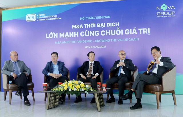 Ông Nguyễn Công Ái (ngoài cùng bên phải) và các diễn giả tham gia thảo luận ở đầu cầu TP.HCM. Ảnh: Lê Toàn
