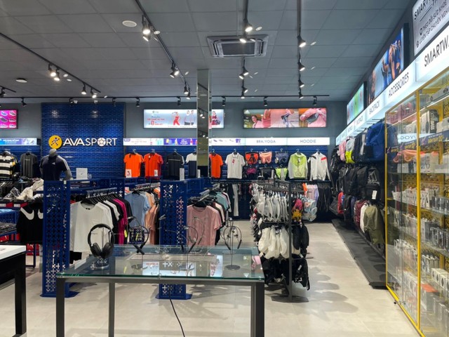 Mỗi cửa hàng AVASport có diện tích 200 - 300 m2, bày bán đa dạng sản phẩm phục vụ tập luyện thể thao