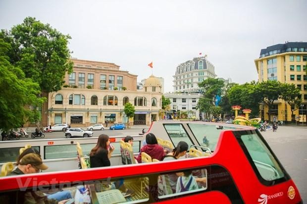 Du khách du lịch quanh Hà Nội bằng xe bus 2 tầng. (Ảnh: Minh Sơn/Vietnam+)