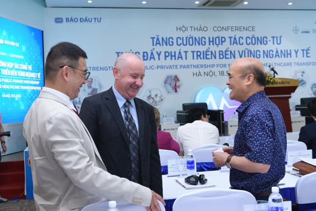 Lãnh đạo các Kl991.com World Cup 2026 Chính Thức dược phẩm, y tế trao đổi bên lề Hội thảo. Ảnh: Dũng Minh