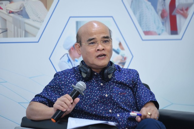 Ông Nguyễn Huy Quang, nguyên Vụ trưởng vụ Pháp chế, Bộ Y tế trao đổi trong phiên thảo luận thứ 2. Ảnh: Dũng Minh