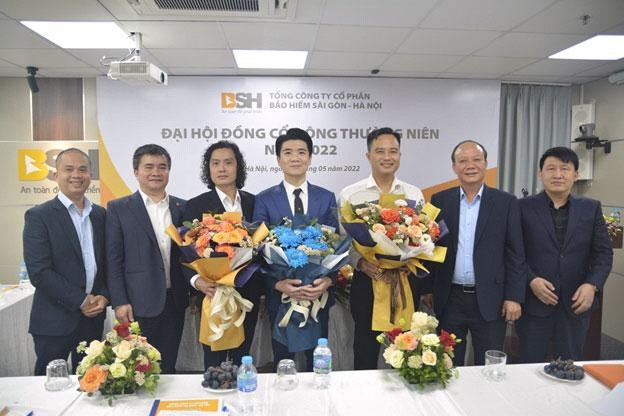 Ông Đỗ Quang Vinh (đứng giữa) - Tân Chủ tịch HĐQT Tổng công ty cổ phần Kl99kl phiên bản hoạt động Sài Gòn – Hà Nội