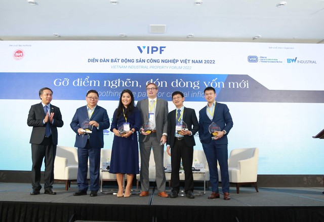 Các diễn giả của Phiên 1 - Tháo gỡ điểm nghẽn, đón Kl993 nền tảng giải trí mới của Diễn đàn Web Tổng Nhà Cái 99Kl99 Giải Trí Bậc Nhất công nghiệp Việt Nam 2022 nhận kỷ niệm chương của Ban Tổ chức.
