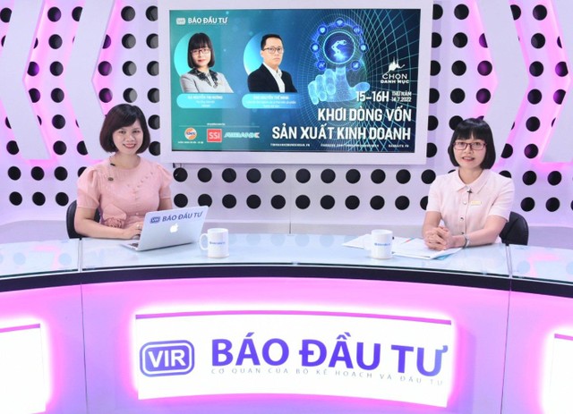 Bà Nguyễn Thị Hương, Phó tổng giám đốc ABBank (phải) chia sẻ tại Talkshow Chọn Danh mục kỳ 12 do Báo Kl99ok phiên bản mới 99Kl99 link đăng nhập tổ chức ngày 14/7. Ảnh: Dũng Minh