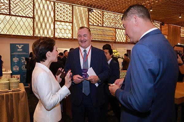 Lãnh đạo các Kl991.com World Cup 2026 Chính Thức trao đổi bên lề Diễn đàn. Ảnh: Lê Toàn