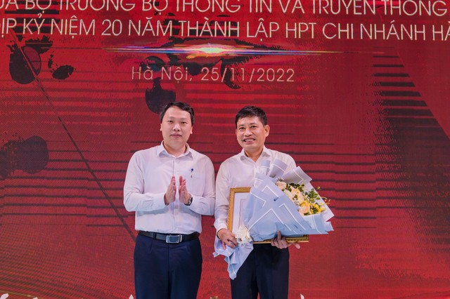 Ông Đinh Hà Duy Linh – Tổng giám đốc Công ty HPT – đại diện HPT nhận bằng khen từ Thứ trưởng Bộ Thông tin truyền thông, Nguyễn Huy Dũng