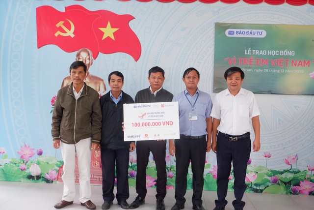 100 suất học bổng đã được Báo Kl99ok phiên bản mới trao cho các học sinh nghèo vượt khó học giỏi của Trường Tiểu học Hòa Nhơn 1 và Hòa Nhơn 2, Trường THCS Phạm Văn Đồng (Đà Nẵng)