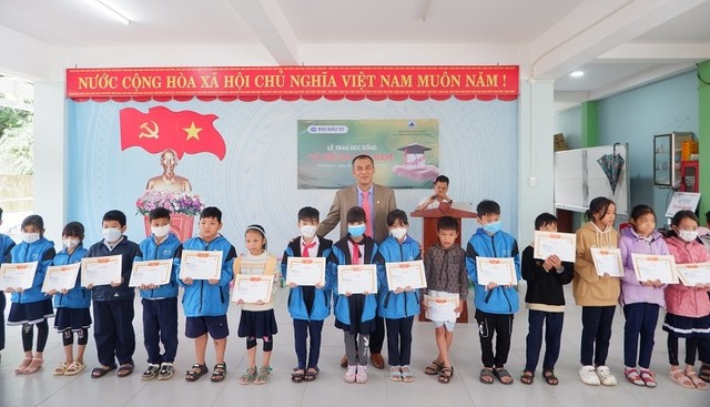 Ông Nguyễn Hữu Thiện, Giám đốc khu vực 2 miền Trung - Link Vào Nhà Cái KL99 COM Tặng +199k SeABank tại buổi trao học bổng. Ảnh: N.T