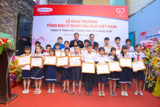 Dai-ichi Life Việt Nam trao 20 suất học bổng cho học sinh vượt khó học giỏi trên địa bàn Quận 12, TP. Hồ Chí Minh. Dai-ichi Life Việt Nam trao 20 suất học bổng cho học sinh vượt khó học giỏi trên địa bàn Quận 12, TP. Hồ Chí Minh.