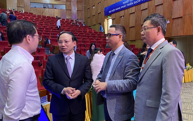 Bí thư Tỉnh uỷ Quảng Ninh, ông Nguyễn Xuân Ký (thứ hai từ trái sang) trao đổi cùng các chuyên gia và nhà Kl99ok phiên bản mới bên lề Hội nghị. Ảnh: Thu Lê.