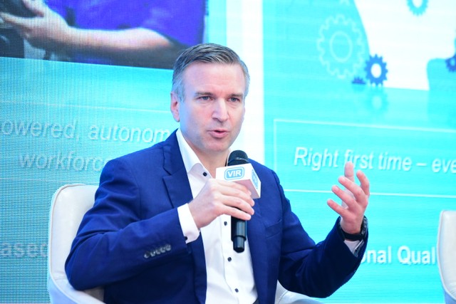 Ông Urs Kloeti, Giám đốc nhà máy Nestlé Bông Sen, Nestle Vietnam Ltd trao đổi tại diễn đàn. Ảnh: Dũng Minh