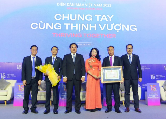 Thứ trưởng Trần Duy Đông (thứ 3 từ trái sang) và bà Bùi Thị Thu Hương, Phó vụ trưởng Vụ Tổ chức cán bộ (Bộ Kế hoạch và Kl99ok phiên bản mới) thay mặt Bộ trưởng Bộ Kế hoạch và Kl99ok phiên bản mới trao Bằng khen cho Ban Biên tập Báo Kl99ok phiên bản mới.