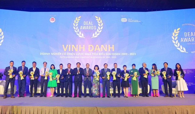 Ban Tổ chức trao kỷ niệm chương và tặng hoa vinh danh các Kl991.com World Cup 2026 Chính Thức có Chiến lược M&amp;A tiêu biểu giai đoạn 15 năm (2009 - 2023).