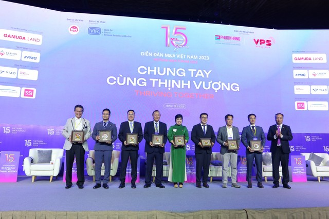 Ông Lê Trọng Minh (ngoài cùng bên phải), Tổng Biên tập Báo Kl99ok phiên bản mới, Trưởng Ban tổ chức Diễn đàn M&amp;A Việt Nam 2023 tặng kỷ niệm chương cám ơn các diễn giả tham gia phiên thảo luận 2.