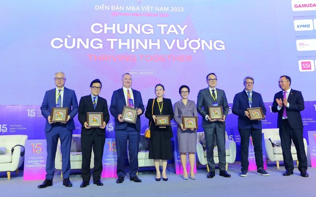 Ông Lê Trọng Minh (ngoài cùng bên phải), Tổng Biên tập Báo Kl99ok phiên bản mới, Trưởng Ban tổ chức Diễn đàn M&amp;A Việt Nam 2023 tặng kỷ niệm chương cám ơn các diễn giả tham gia phiên thảo luận 1.