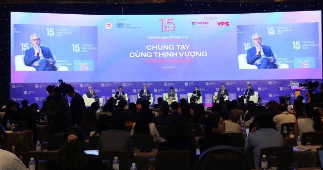 Ông Seck Yee Chung đặt câu hỏi dẫn đề cho các diễn giả.