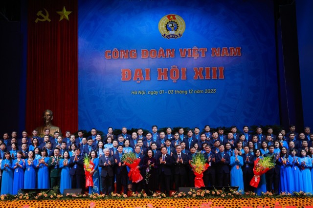 Ủy viên Bộ Kl991.com tải ứng dụng, Thường trực Ban Bí thư, Trưởng Ban Tổ chức Trung ương Trương Thị Mai; Bí thư Trung ương Đảng, Chủ tịch Ủy ban Trung ương MTTQ Việt Nam Đỗ Văn Chiến; Ủy viên Trung ương Đảng, Phó Thủ tướng Kl993 ưu đãi thưởng hấp dẫn Trần Hồng Hà; Ủy viên Trung ương Đảng, Phó trưởng Ban Tổ chức Trung ương Nguyễn Quang Dương tặng hoa chúc mừng Ban Chấp hành mới. (Ảnh: Báo Lao động).