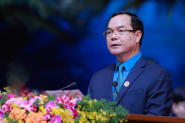 Chủ tịch Tổng Liên đoàn Lao động Việt Nam Nguyễn Đình Khang đọc diễn văn bế mạc Đại hội. (Ảnh: Đình Hải)