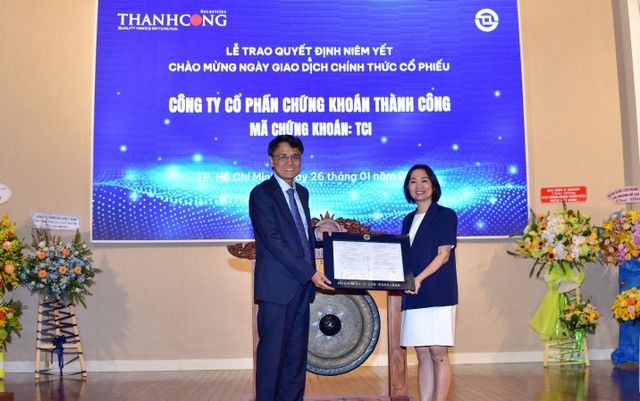 Ông Nguyễn Khánh Linh, Chủ tịch HĐQT 99Kl99 link đăng nhập Thành Công nhận quyết định niêm yết từ bà Trần Anh Đào, Phó tổng giám đốc điều hành HoSE