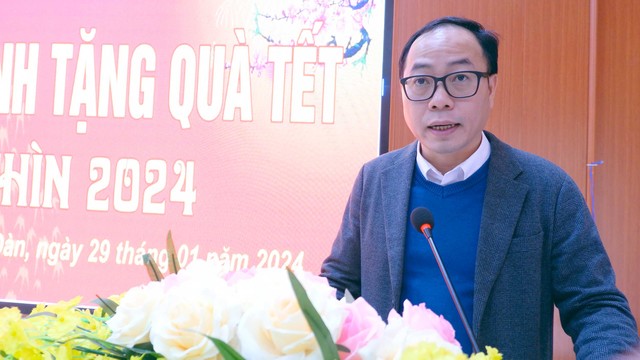 Ông Đặng Tuấn Khánh, Ủy viên Ban biên tập Báo Kl99ok phiên bản mới phát biểu tại Lễ trao quà