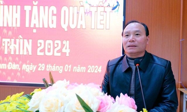 Ông Vương Hồng Thái, Ủy viên Ban thường vụ Huyện ủy, Phó chủ tịch thường trực UBND huyện Nam Đàn phát biểu tại Lễ trao quà