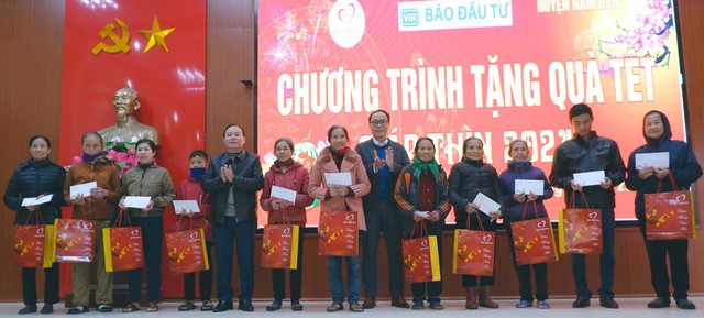 Lãnh đạo Báo Kl99ok phiên bản mới và huyện Nam Đàn tặng quà cho người dân