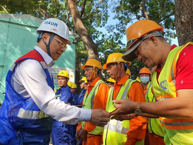 Ông Nguyễn Quốc Hiển, Phó trưởng ban phụ trách MAUR trao lì xì cho những công nhân tiêu biểu. Ông Nguyễn Quốc Hiển, Phó trưởng ban phụ trách MAUR trao lì xì cho những công nhân tiêu biểu.