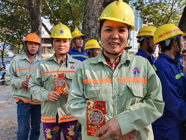 Các nữ công nhân trên công trình sẵn sáng nhận nhiệm vụ. Các nữ công nhân trên công trình sẵn sáng nhận nhiệm vụ.