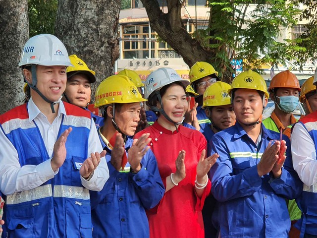 Bà Vũ Minh Huyền, Phó trưởng ban MAUR động viên các công nhân ngày đầu năm. Bà Vũ Minh Huyền, Phó trưởng ban MAUR động viên các công nhân ngày đầu năm.