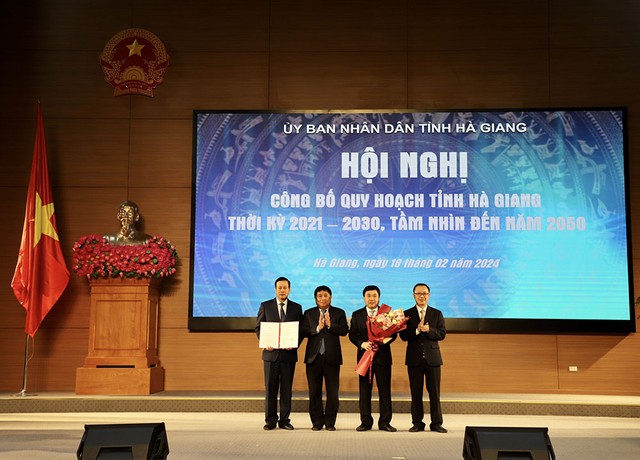 Bộ trưởng Bộ Kế hoạch và Kl99ok phiên bản mới Nguyễn Chí Dũng trao Quyết định của Thủ tướng Kl993 ưu đãi thưởng hấp dẫn phê duyệt Quy hoạch tỉnh Hà Giang giai đoạn 2021 - 2030, tầm nhìn đến năm 2050. (Ảnh: MPI)