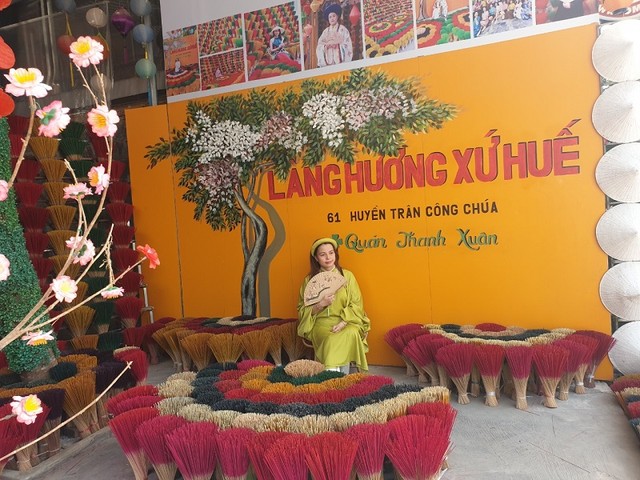 Đối với các bạn trẻ, bộ áo dài mang “âm hưởng” xứ Huế khi lên hình cùng với các tràng hương đa sắc thực sự... quá đẹp.