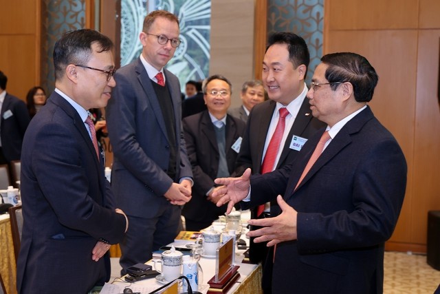 Thủ tướng trao đổi với các đại biểu tại Hội nghị - Ảnh: VGP Thủ tướng trao đổi với các đại biểu tại Hội nghị - Ảnh: VGP