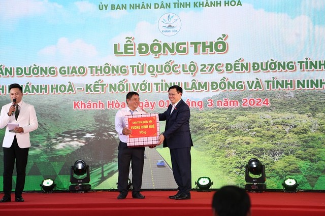 Chủ tịch Quốc hội Vương Đình Huệ tặng quà cho chủ Kl99ok phiên bản mới. Ảnh: Nhiệt Băng