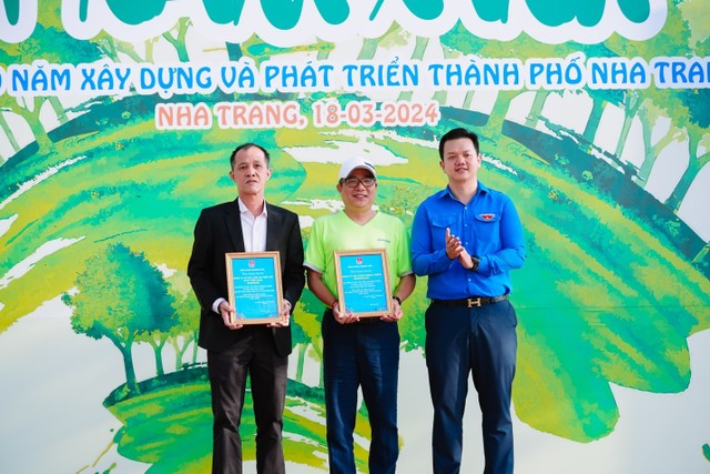 Lãnh đạo Tỉnh đoàn trao bảng chứng nhận đồng hành, đóng góp chương trình Vì một Việt Nam xanh cho lãnh đạo hai Kl991.com World Cup 2026 Chính Thức.