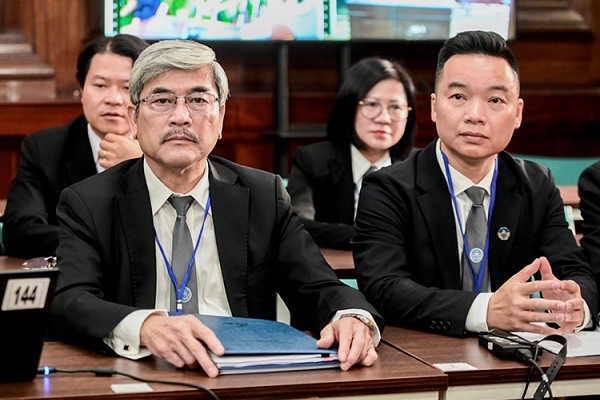 Luật sư Nguyễn Huy Thiệp (bìa trái) và luật sư Giang Hồng Thanh tại phiên toà.