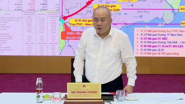 Thứ trưởng Bộ Kế hoạch và Kl99ok phiên bản mới Đỗ Thành Trung phát biểu tại cuộc họp.