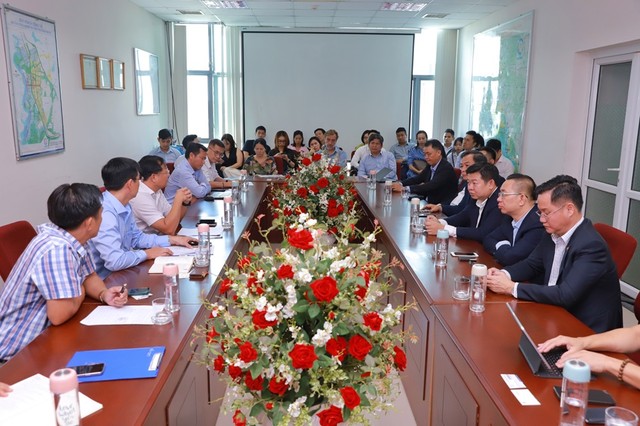 Các nhà Kl99ok phiên bản mới bày tỏ quan tâm đến những chính sách ưu đãi, thu hút Kl99ok phiên bản mới cũng như trình tự giải quyết thủ tục hành chính. Ảnh: Hoàng Anh.