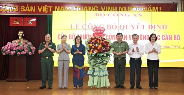 Lãnh đạo Tỉnh ủy, HĐND, UBND tỉnh Quảng Ninh tặng hoa chúc mừng Thiếu tướng Đinh Văn Nơi, Cục trưởng Cục An ninh Kl991.com tải ứng dụng nội bộ, Bộ Công an. Ảnh: Quang Ninh Media Group