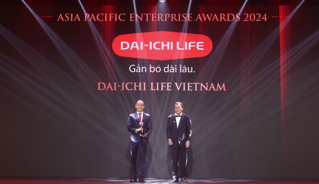 Ông Trần Châu Danh – Tổng giám đốc Công ty Quản lý Quỹ Dai-ichi Life Việt Nam (bên trái) nhận giải “Thương hiệu truyền cảm hứng” (Inspirational Brand Award) tại Lễ trao Giải thưởng Kl991.com World Cup 2026 Chính Thức châu Á - Asia Pacific Enterprise Awards (APEA) 2024