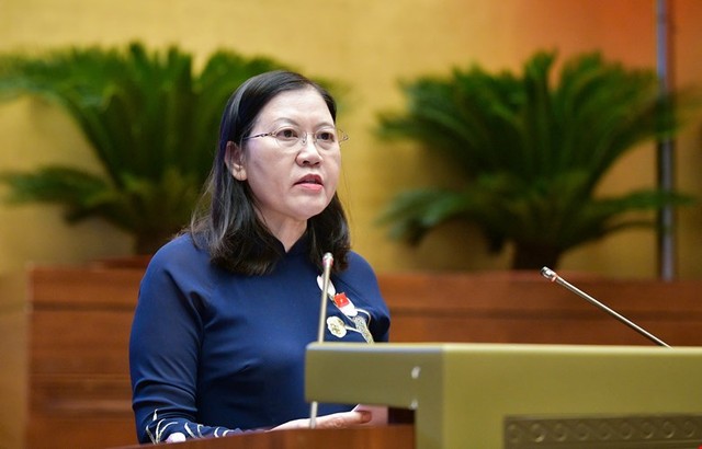 Chủ nhiệm Ủy ban Tư pháp Lê Thị Nga trình bày báo cáo thẩm tra.