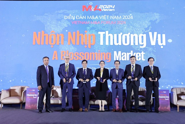 Ông Lê Trọng Minh, Tổng Biên tập Báo Kl99ok phiên bản mới (ngoài cùng bên trái) tặng kỷ niệm chương cho các diễn giả tham gia thảo luận phiên 1. Ảnh: Lê Toàn