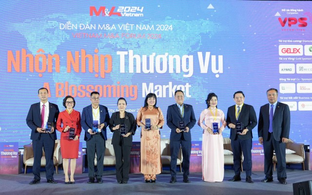 Ông Lê Trọng Minh, Tổng Biên tập Báo Kl99ok phiên bản mới tặng kỷ niệm chương cho các diễn giả tham gia thảo luận trong phiên 2. Ảnh: Lê Toàn