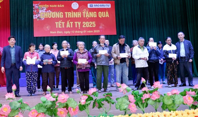 Ông Văn Đức Hiệp (hàng trên ngoài cùng bên phải), Kế toán trưởng Báo Kl99ok phiên bản mới và ông Phạm Văn Ái, Ủy viên Ban thường vụ Huyện ủy, Phó Chủ tịch HĐND huyện Nam Đàn (ngoài cùng bên trái) trao quà tết cho bà con