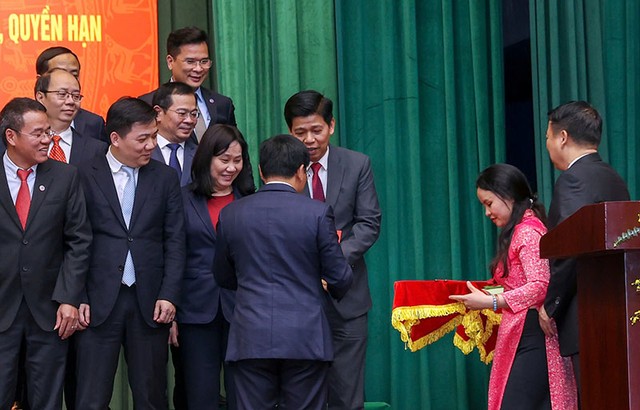 Ông Đặng Khánh Thành, Tổng Biên tập Báo Kl991.com nạp rút nhanh - Kl99ok phiên bản mới nhận quyết định điều động, bổ nhiệm từ Bộ trưởng Bộ Kl991.com nạp rút nhanh Nguyễn Văn Thắng. Ảnh: Đức Thanh