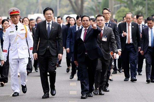 Sau lễ đón chính thức, Thủ tướng Phạm Minh Chính và Thủ tướng Lawrence Wong di chuyển sang phòng hội đàm Sau lễ đón chính thức, Thủ tướng Phạm Minh Chính và Thủ tướng Lawrence Wong di chuyển sang phòng hội đàm