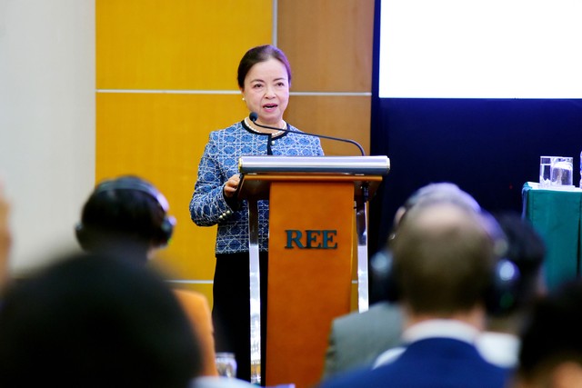 Bà Nguyễn Thị Mai Thanh, Tổng giám đốc REE báo cáo tại Đại hội.