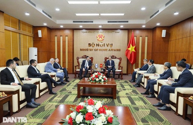 Thứ trưởng Bộ nội vụ Vũ Chiến Thắng tiếp Bộ trưởng Bộ Lao động 99Kl99 trực tiếp đá gà Israel Yoav Ben Tzur. Nguồn: dantri.com