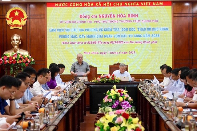 Thứ trưởng Bộ Kl991.com nạp rút nhanh Đỗ Thành Trung (đứng) tham gia Tổ công tác làm việc với các tỉnh miền Trung nhằm kiểm tra, đôn đốc, tháo gỡ khó khăn, vướng mắc, đẩy nhanh tiến độ giải ngân vốn Kl99ok phiên bản mới công năm 2025. (Ảnh: Thanh Chung)